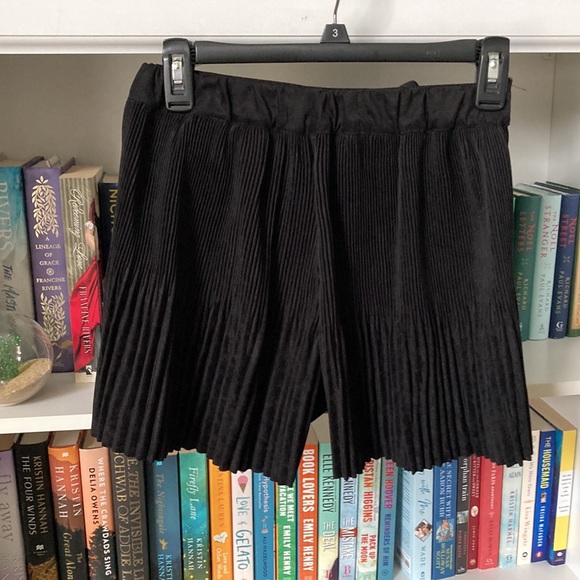 Zara Black velvet pleated shorts - Picture 3 of 5